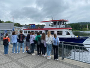 Stuttgarter SchülerInnen vor dem Ausflugsschiff "Stuttgart".